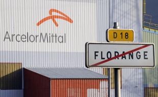 Une cinquantaine de syndicalistes de l'usine ArcelorMittal de Florange (Moselle) a entamé le blocage d'une gare interne au site industriel mardi soir pour protester contre le projet d'arrêt des hauts fourneaux, a-t-on indiqué de source syndicale.