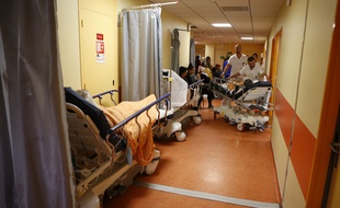 Des patients attendent dans le couloir d'être pris en charge, le 21 novembre 2017, à l'hôpital de Bastia en Corse.