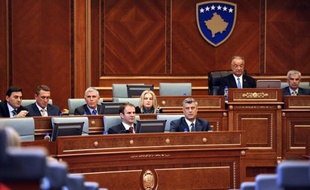 Le Parlement kosovar a adopté jeudi une résolution soutenant "le processus de normalisation des relations entre deux Etats indépendants et souverains", le Kosovo et la Serbie, et la reprise du dialogue facilité par l'Union européenne (UE).