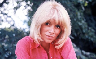 L'actrice Mireille Darc en séance de pose en 1970