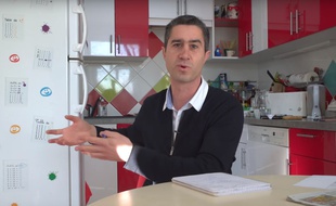 Le député François Ruffin dans l'une de ses vidéos YouTube.
