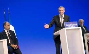 Le projet de l'UMP pour 2012, qui prévoit notamment la sortie des 35 heures et dans lequel Nicolas Sarkozy pourra piocher s'il est candidat, a été adopté à une écrasante majorité par les militants (96,37%), a annoncé samedi le concepteur du projet, Bruno Le Maire.