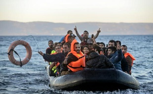 Des migrants arrivent sur l'île grecque de Lesbos en provenance de Turquie le 12 novembre 2015