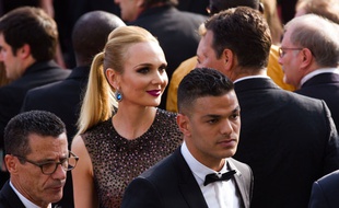 Hatem Ben arfa bien accompagné lors du festival de Cannes.