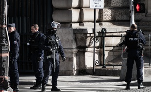 Des policier en faction près du musée du Louvre, à Paris, le 3 février 2017.