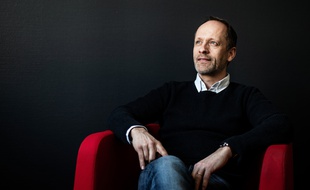 Après une quinzaine d'années de prêtrise, le père David Gréa a dû quitter son ministère pour vivre son amour avec celle qui est devenue son épouse et la mère de son fils.