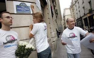 Des militants de SOS Homophobie participant à une action en 2005 à Paris.