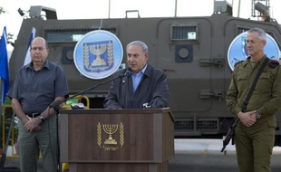 Le Premier ministre israélien Benjamin Netanyahu avec le général Benny Gantz (d) et le ministre de la Défense Moshe Ya'alon (l), s'adresse à des militaires, le 19 juin 2014 depuis un camp militaire en Cisjordanie