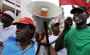 Dans le centre ville de Pointe-à-Pitre, des manifestants ont défilé pour faire fermer les commerces qui avaient levé leurs rideaux. En banlieue, des files d'attente se sont formées devant au moins deux supermarchés.