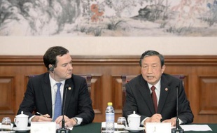 Les Chinois vont bénéficier d'une simplification de la procédure de demande de visa d'entrée au Royaume-Uni, une mesure destinée à doper le tourisme et le commerce, a annoncé lundi le ministre britannique des Finances, George Osborne.