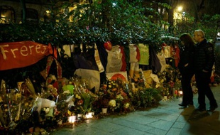 Mémorial devant le Bataclan à Paris, le 31 décembre 2015