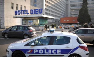 Une voiture de police devant l'entrée de l'hôpital de Nantes, le 27 novembre 2013