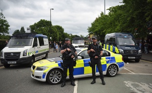 Des policiers dans le quartier d'Old Trafford, à Manchester, le 27 mai 2017.