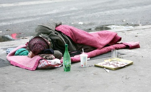 Un sans-abri dans les rues de Paris