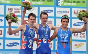 Le Britannique Alistair Brownlee a remporté dimanche à Kitzbühel (nord-ouest de l'Autriche) la cinquième des neuf manches du circuit mondial de triathlon (World Series) et la dernière des épreuves de cette discipline avant les Jeux Olympiques de Londres.