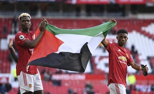 Paul Pogba et Amad Diallo avec le drapeau palestinien, à l'issue du match entre Manchester United et Fulham, le 18 mai 2021.