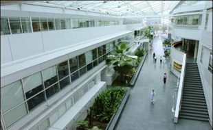 Sept blocs opératoires étaient fermés mercredi à l'hôpital européen Georges-Pompidou à Paris après un incendie d'origine électrique mardi dans un local technique situé au premier sous-sol, a indiqué une porte-parole de l'AP-HP (Assistance Publique-Hôpitaux de Paris).