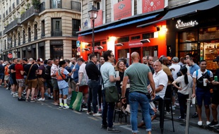 Une soirée rue des Archives à Paris, le 2 juin 2020.