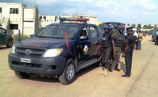 Des policiers au Nigeria après une attaque du groupe Boko Haram
