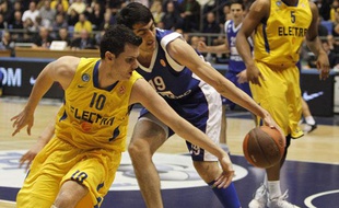 Le joueur du Maccabi Tel Aviv Guy Pnini (en jaune), lors d'un match d'Euroligue le 9 février 2012 contre Cantu.