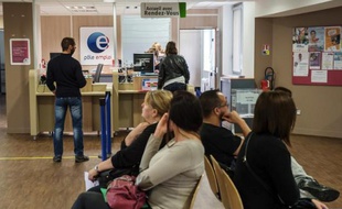 Attente dans une agence de Pôle emploi le 27 août 2014 à Armentières