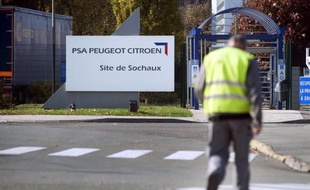 Les usines PSA Peugeot Citroën de Sochaux (Doubs) et Mulhouse (Haut-Rhin) vont connaître respectivement cinq et huit jours de chômage partiel en décembre afin de réduire les stocks de véhicules, a-t-on appris mercredi auprès des directions des deux sites.