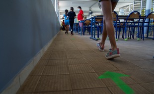 Le nombre de classe fermées en France à cause du Coronavirus poursuit sa baisse.
