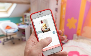 Illustration de l'application Airbnb sur smartphone.
