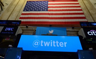 Illustration : Le logo de Twitter, le 7 novembre 2013 à la bourse de New York, le New York Stock Exchange (NYSE).