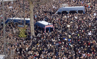 Des véhicules de la gendarmerie au milieu d'une marée humaine le 11 janvier 2015 place de la République à Paris.
