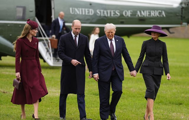 Accueil en grande pompe ! Dès la sortie de l’hélicoptère sur la pelouse du château de Windsor, le président américain Donald Trump et la première dame Melania Trump sont accueillis par le prince William et la princesse de Galles.