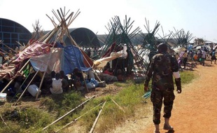 L'ancien vice-président du Soudan du Sud Riek Machar, accusé d'avoir initié les combats entre factions de l'armée qui ensanglantent le pays depuis dimanche, a appelé jeudi au renversement du président Salva Kiir et dit n'accepter de discuter que des conditions de son départ.
