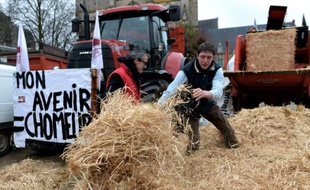 Les forces de l'ordre réservent un accueil musclé aux agriculteurs, au Mans, dans le nord-ouest de la France le 24 février 2016