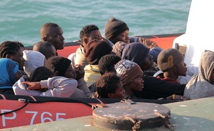 Des migrants au port sicilien Porto Empedocle, 13 avril 2015.