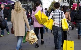 Des femmes font du shopping dans le centre de Londres, le 28 novembre 2014