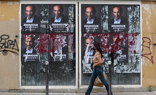 Des affiches en faveur de la candidature d'Eric Zemmour à la présidentielle de 2022, à Paris le 5 juillet 2021.