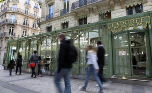 Le pâtissier Ladurée, spécialiste du macaron, lance une gamme de cosmétiques aux tonalités romantiques le 7 octobre en France, avec l'intention de poursuivre le développement international dès que possible.