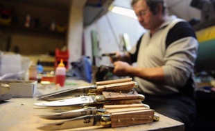 Du village aveyronnais de Laguiole aux châteaux du Bordelais, en passant par les distillateurs de Pontarlier dans le Doubs, les terroirs français dénoncent "l'usurpation" de leurs noms ou de leur patrimoine à des fins commerciales par des sociétés venues d'ailleurs.