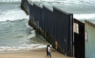 La barrière qui sépare le Mexique des Etats-Unis sur la plage de Tijuana, le 9 juin 2014, où chaque jour viennent échouer des Mexicains expulsés des Etats-Unis