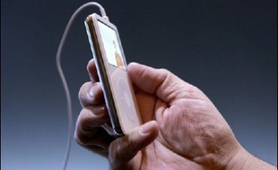 Poursuivi en justice par des propriétaires d'iPod, affirmant souffrir de perte partielle d'ouïe, le groupe informatique Apple a annoncé mercredi la sortie d'un logiciel aux Etats-Unis pour brider le volume sonore de ses célèbres baladeurs musicaux.