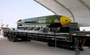 Une bombe GBU-43, surnommée «la mère de toutes les bombes».