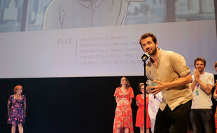 Jonas Poher Rasmussen reçoit le Cristal d'Annecy pour son film Flee