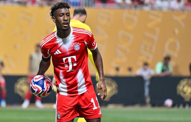 L’histoire est moins connue, mais Kingsley Coman (58 sélections) traîne derrière lui une histoire de violences conjugales datant de 2017. L’ancien joueur du Paris Saint-Germain avait plaidé coupable devant le tribunal correctionnel de Meaux, alors qu’il était poursuivi par son ex-compagne, Sephora Goignan. Celle-ci s’était vue frappée et menacée à son domicile par Coman, et avait bénéficié d’une incapacité de travail n’excédant pas huit jours. Le joueur, qui a immédiatement reconnu les faits, avait lui écopé d’une amende de 5.000 euros.