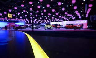 Les ventes de voitures neuves en Europe ont diminué de 1,7% en 2013, enregistrant ainsi une baisse beaucoup moins importante que celle de 2012 et laissant espérer une sortie de crise puisque les quatre derniers mois ont marqué un retour de la croissance.