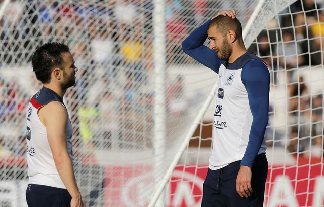 Karim Benzema a eu droit à un chant du cygne en 2021, mais c’est en 2015 qu’il a signé la mort de sa carrière internationale, en jouant les intermédiaires de son ami Karim Zenati dans l’affaire du chantage à la sextape de Mathieu Valbuena. Le dernier Ballon d’Or français avait pris la posture du coéquipier bien intentionné auprès de Valbuena, qu’il incitait à se soumettre aux maîtres chanteurs. Le célèbre feuilleton a écarté les deux hommes de la sélection. L’ancien merengue sera finalement reconnu coupable par le tribunal correctionnel de Versailles du « délit de complicité de chantage », et condamné à une peine d’un an de prison avec sursis et 75.000 euros d’amende. Mathieu Valbuena a lui été condamné à l’oubli.