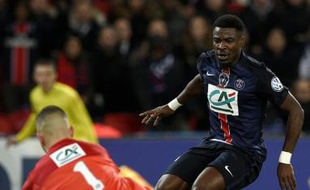 Le défenseur du PSG Serge Aurier (d) face au gardien de Lyon Anthony Lopes en Coupe de France, le 10 février 2016 au Parc des Princes
