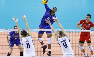 Earvin Ngapeth et les Français ont sorti un très grand match pour battre l'Italie chez elle (3-2), lors des phases de poule de l'Euro, le 11 octobre 2015 à Turin.