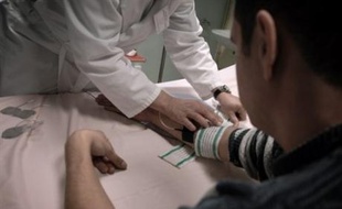 La récente mise en examen d'un médecin du travail dans une enquête sur des salariés victimes de l'amiante, illustre la nécessité de réformer la médecine du travail, une spécificité française créée en 1946, qui peine à relever les nouveaux défis de santé en entreprise.