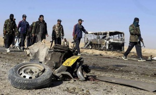 Un attentat contre un convoi de pèlerins chiites en route pour l'Iran et l'assassinat de soldats enlevés par les insurgés talibans ont fait 40 morts dans des régions du Pakistan sur la ligne de front de la "guerre contre le terrorisme", ont annoncé dimanche les autorités.