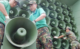 Des haut-parleurs assemblés par la Corée du Sud à sa frontière avec le Nord, en 2004.